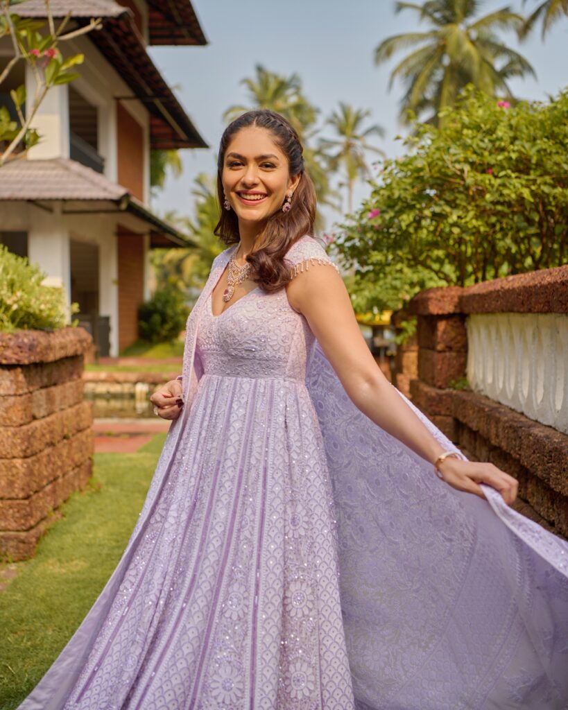 Mrunal Thakur’s Desi Glam Turns Heads!