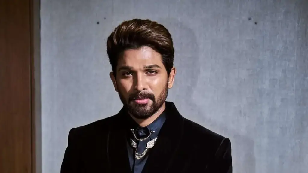 Allu Arjun Mobbed by Fans at Hyderabad Cafe