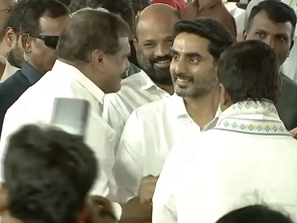 Botsa–Lokesh Interaction at Raj Bhavan Draws Attention on Republic Day